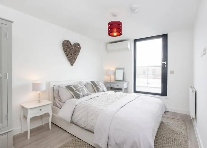 2 Bedroom Penthouse - Large Balcony - Minster View