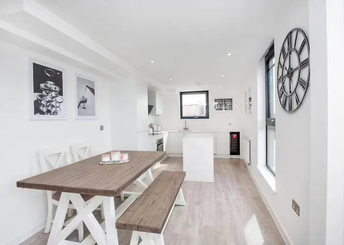 2 Bedroom Penthouse - Large Balcony - Minster View