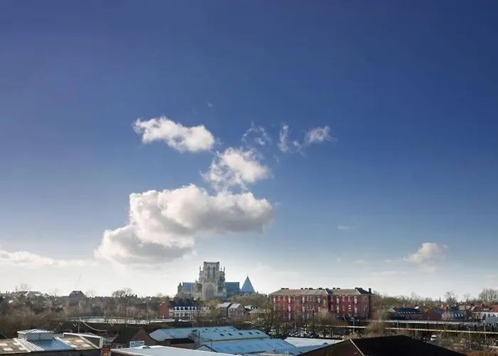 2 Bedroom Penthouse - Large Balcony - Minster View