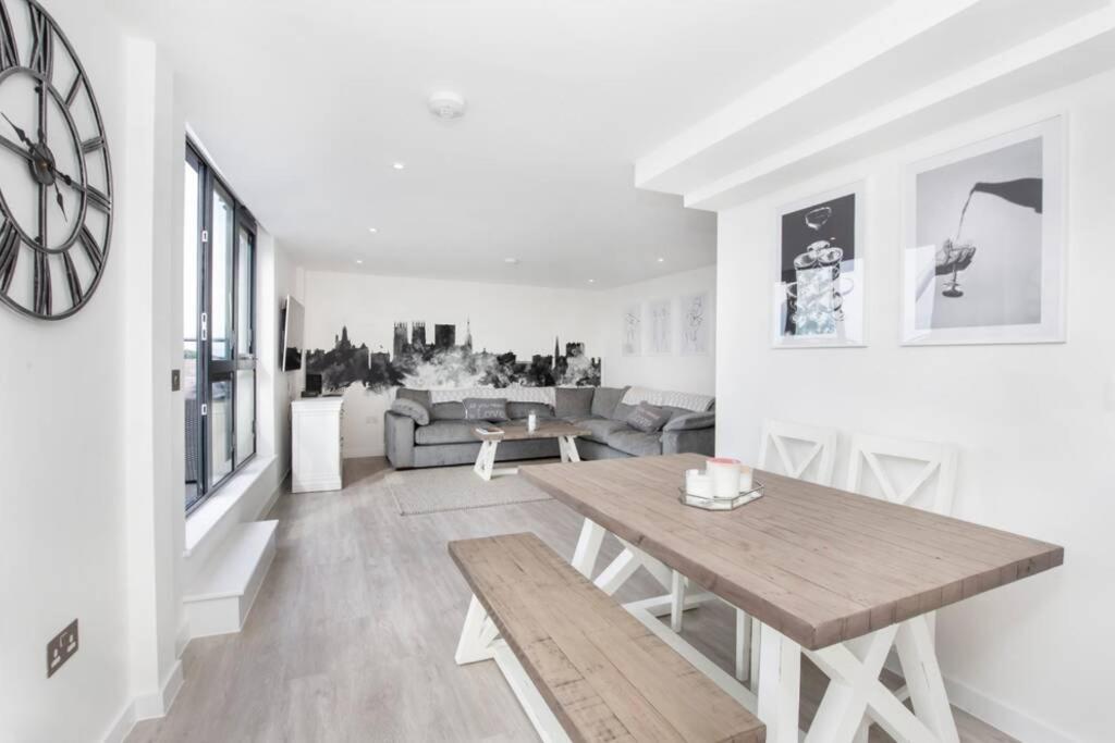 2 Bedroom Penthouse - Large Balcony - Minster View Apartment York