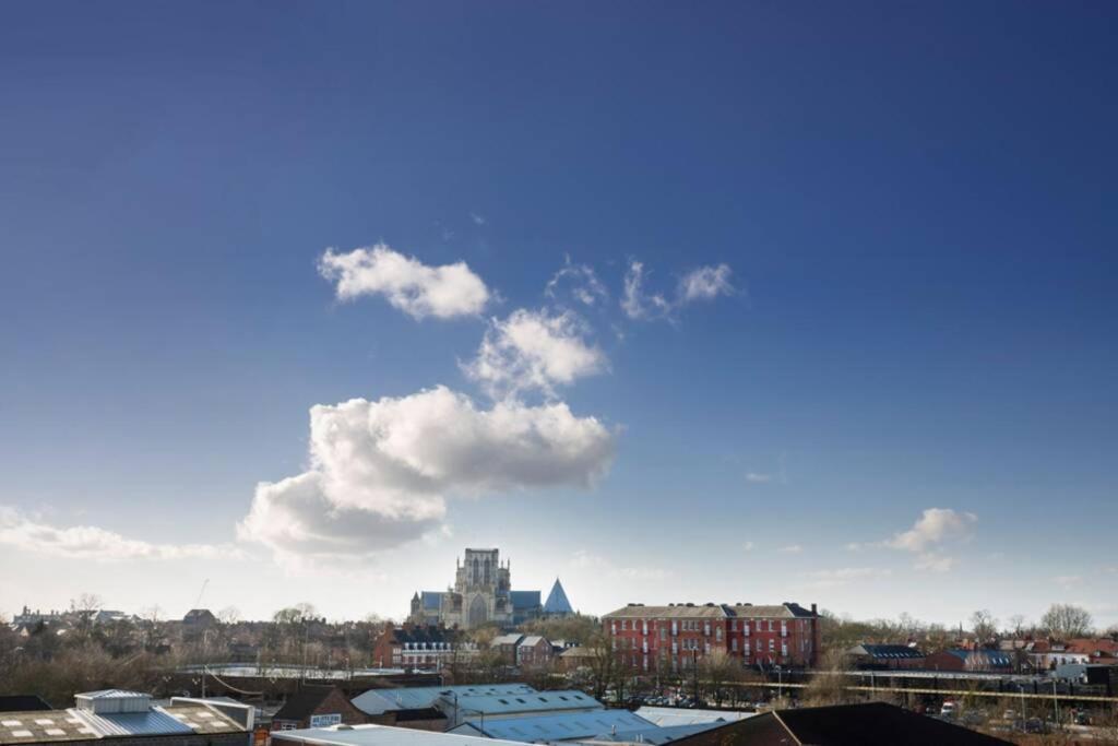 2 Bedroom Penthouse - Large Balcony - Minster View